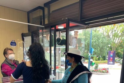 En el centro cantonal y alrededor de la plaza José María Vargas se han distribuido los locales de venta de joyas.