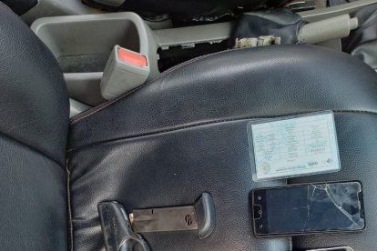 Esta arma de fuego, tipo pistola fue hallada en poder de los detenidos.