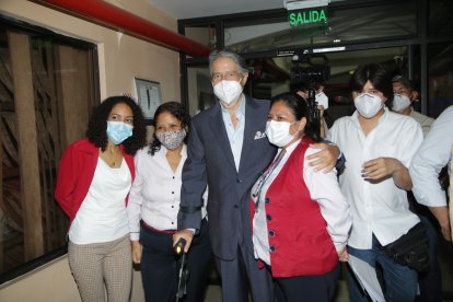 Una foto para el recuerdo del presidente Lasso con personal que labora en EXTRA.