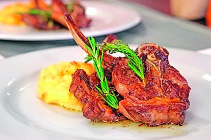 La costilla al horno puede ser acompañada de puré.