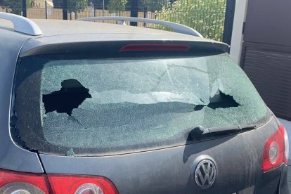 Así quedó el cristal del auto que sin querer rompió Alejandro.