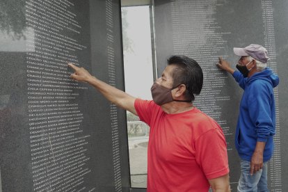 Onofre Castro muestra dónde está el nombre de su hija, en la placa.