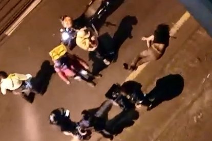 En el vídeo se puede ver que Tania quedó mal herida sobre la avenida Simón Bolívar.