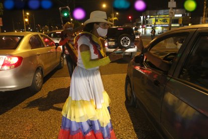 Lixy acompaña durante la jornada a su esposo y, además de bailar, le ayuda a recoger el dinero que les regalan los conductores.