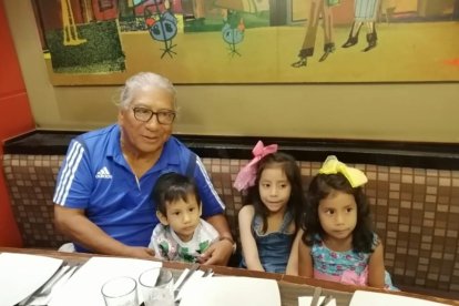 Jesús Fichamba tiene cuatro nietos, tres de ellos aún son menores de 7 años. El mayor tiene 22.