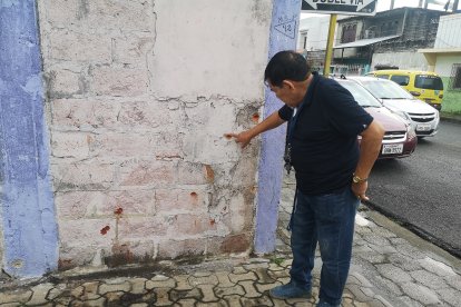 En la pared de la vivienda quedaron alrededor de 20 agujeros producto de los disparos