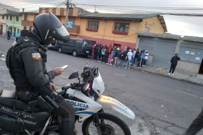 Para frenar a la muchedumbre, se pidió la ayuda de miembros de la Unidad del Mantenimiento del Orden y otros grupos.