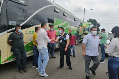 Durante la paralización, los conductores y oficiales mantenían conversaciones.
