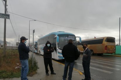 Un total de 37 unidades que movilizan en frecuencias a Ambato-Quito-Guayaquil no salieron.