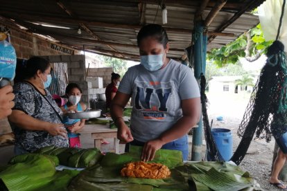 Envolver la porción de masa con su contenido también tiene su técnica.