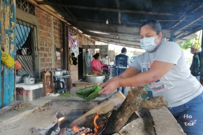 Armados los envueltos se los coloca sobre brasa ardiente.