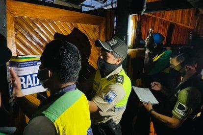 Los sellos de clausura en discoteca del balneario Montañita, no fue impedimento para que la pachanga siga.
