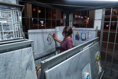 Sandra limpia los modelos de mármol póstumos que exhibe en su negocio. La mujer aprendió cómo trabajar este material gracias a su suegro, quien murió hace ocho años.