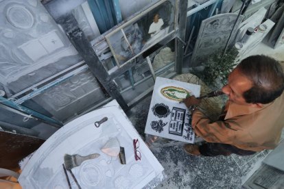 Francisco 'camella' con música cuando tiene demasiadas lápidas por entregar.