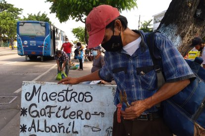 Por sus cuatro hijos Marcelo Farías aguanta sol en Sauces 3, para ver si lleva ‘jama’ a su casa