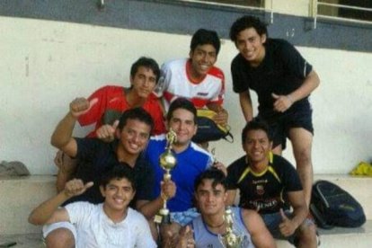 Francisco Peña (izquierda, porta la copa) juega indor hace 20 años en el barrio Garay.
