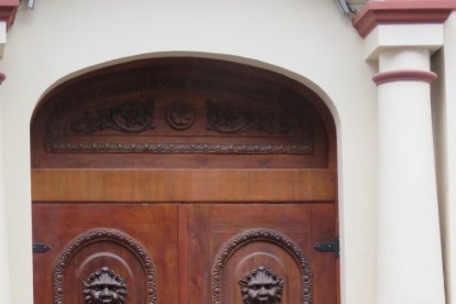 En portones de edificaciones patrimoniales se destacan estos símbolos.