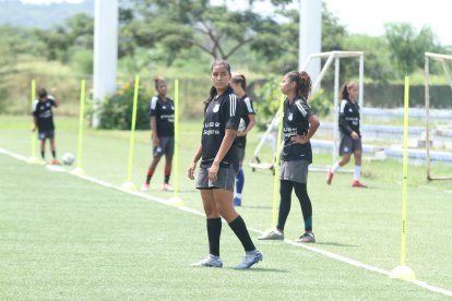 Coronel juega en toda la zona de volantes.