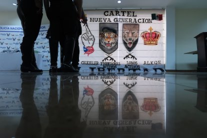 Esta pancarta con leyenda de grupos delincuenciales se encontró en el domicilio de los detenidos.