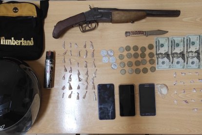 Entre las evidencias consta dinero en efectivo y un arma de fuego.
