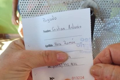 La rifa con el nombre del afortunado.