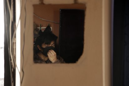 Está asustado porque un ente lo acecha por las noches en su casa.