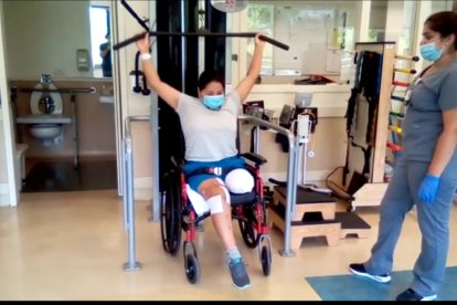 Se ejercita en el gimnasio para fortalecer sus extremidades y seguir valiéndose por sí misma.