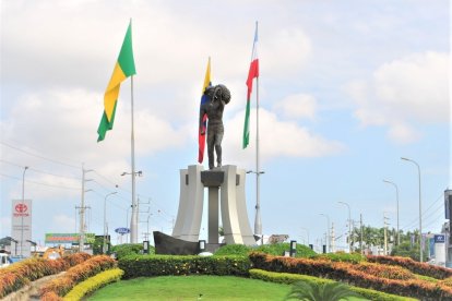El monumento al bananero representa la producción de la provincia.