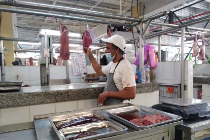 El Negro, comerciante de carnes, está feliz porque vendió su producto.