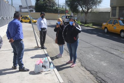 En el Pablo Arturo Suárez familiares de contagiados aguardaban afuera por información.