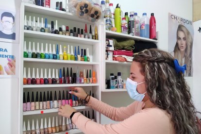 Oriana ordena el gabinete mientras espera a los escasos clientes