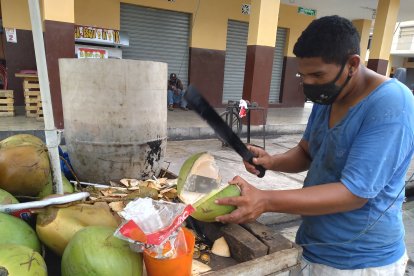 Ronald camina ocho horas para ganarse 20 dólares diarios.