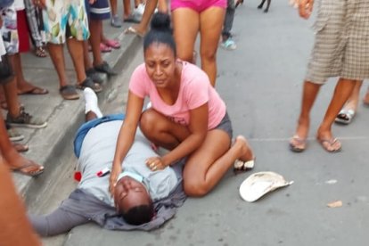 Se dio dos tiros en media calle.