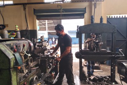 Siete trabajadores del taller de soldaduras y tornos piensan 'camellar' más de lunes a viernes para compensar las horas perdidas del fin de semana.