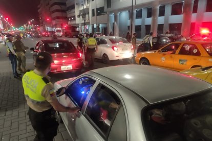 Algunas personas si pueden circular durante el toque de queda.