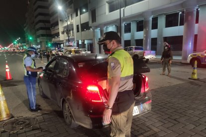 Los policías también revisan que los vehículos no transporten armas de fuego u objetos que pongan en riesgo la seguridad.