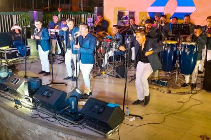 Cuando las autoridades lo permiten,  los integrantes de la orquesta se unen entre cuatro y cinco para armar pequeños grupos e ir tocar en reuniones familiares.