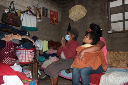 Su madre y su abuela piden a Dios que les dé fuerzas para salir adelante.