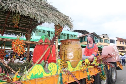 Con gajos de frutas y hojas de las palmas adornaban los carros alegóricos en cada festival de Archidona.