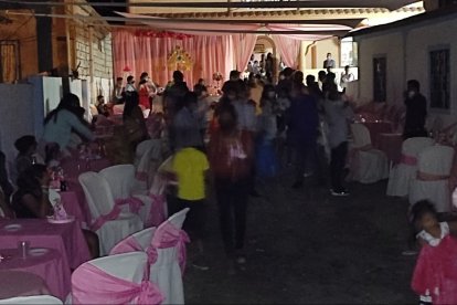 Los agentes hicieron retirar a todos los invitados del inmueble donde realizaban el festejo.