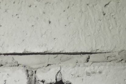 Por este orificio, hecho por la niña en la pared, se observó el delito sexual.