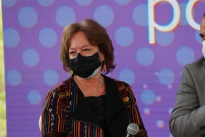 María Elena Machucha, licenciada en Relaciones Públicas y Comunicación y ha realizado cursos de gestión cultural en Madrid en la Unión de Ciudades Capitales Iberoamericanas.