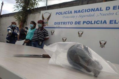 En la casa donde arrestaron a las mujeres, la policía encontró una granada.