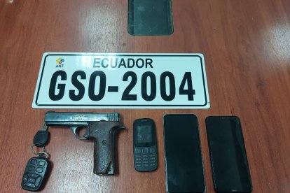 Lo confiscado a los sospechosos.