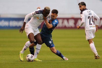 Liga le gana 3-1 a Vélez de Argentina.