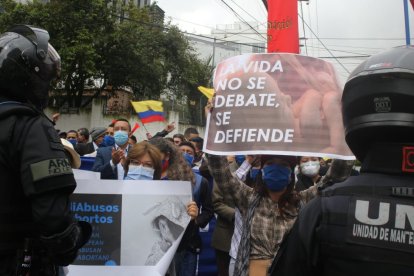 La Policía también permanece en el lugar, en prevención de cualquier alteración del orden.