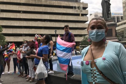 Jéssica Guamán llegó desde Estados Unidos para apoyor con un tarjeta de compras a un grupo de personas trans adultos mayores.