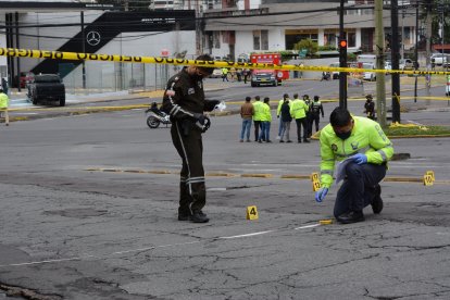 Personal de Criminalística fijando los indicios balísticos que había en el lugar.