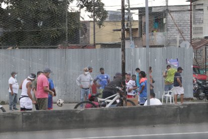 A un costado del segundo puente de la Perimetral, pocos aficionados usan mascarillas.