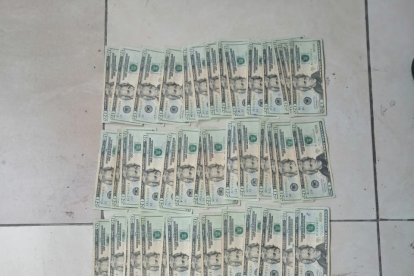 Unos 20.000 dólares fueron hallados en el allanamiento.